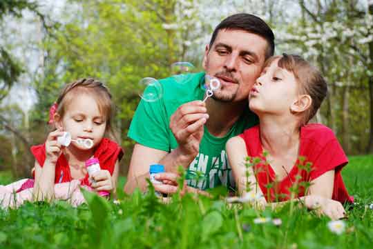 Warum unterschiedliche Erziehungsstile von Mama & Papa gut sind & wie viel Papa ein Kind braucht